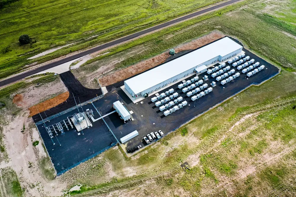 Przemysłowy magazyn energii z kontenerami bateryjnymi i stacją transformatorową, widok z lotu ptaka