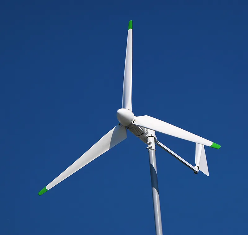 Mała pozioma turbina wiatrowa z trzema łopatami na tle błękitnego nieba