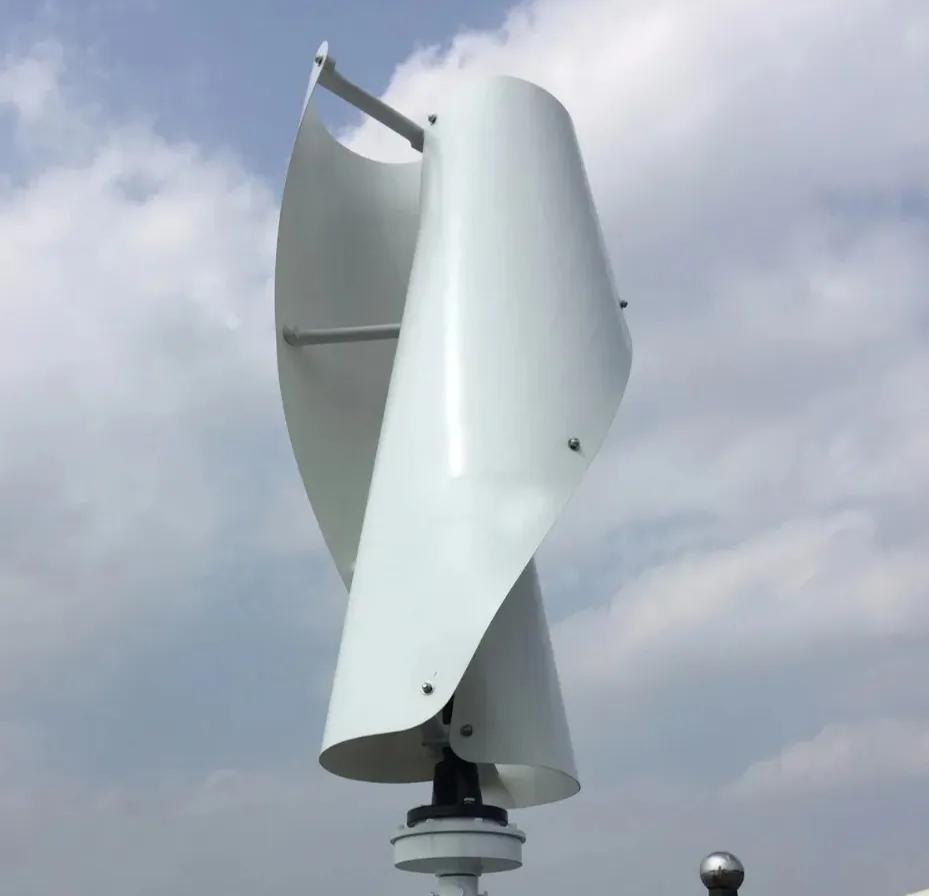 Mała pionowa turbina wiatrowa ze spiralnie skręconymi łopatami