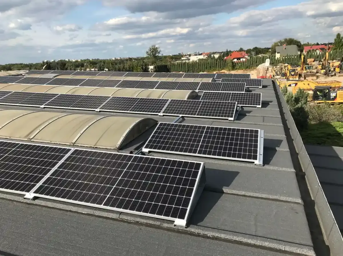 Instalacja fotowoltaiczna na płaskim dachu budynku w Poznaniu
