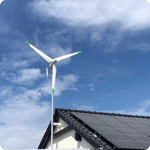 Mała pozioma turbina wiatrowa na maszcie wyprowadzonym ponad dach domu